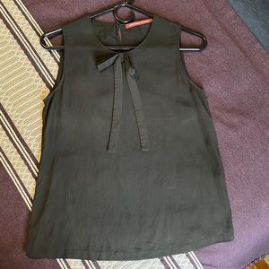 Silk sleeveless shell w bow